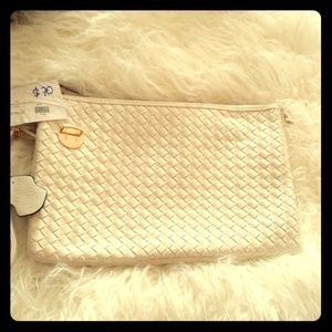 White clutche/wristlet